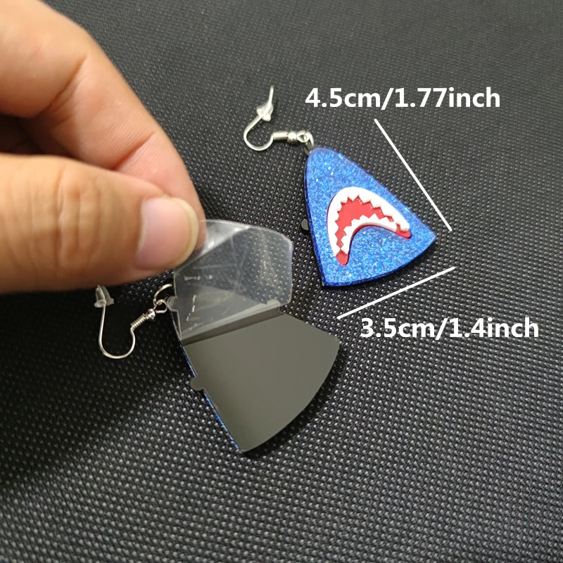 Pendientes triangulares con cabeza de tiburón