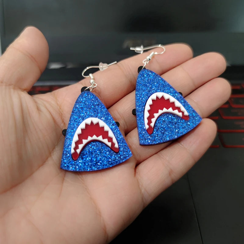 Pendientes triangulares con cabeza de tiburón