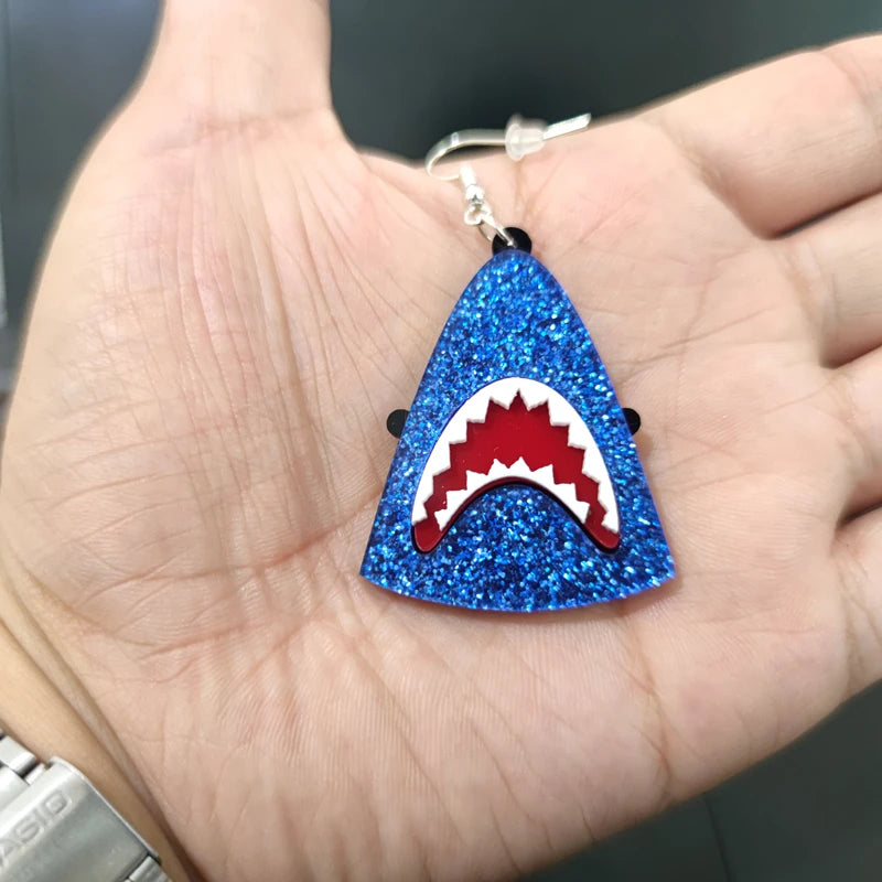 Pendientes triangulares con cabeza de tiburón