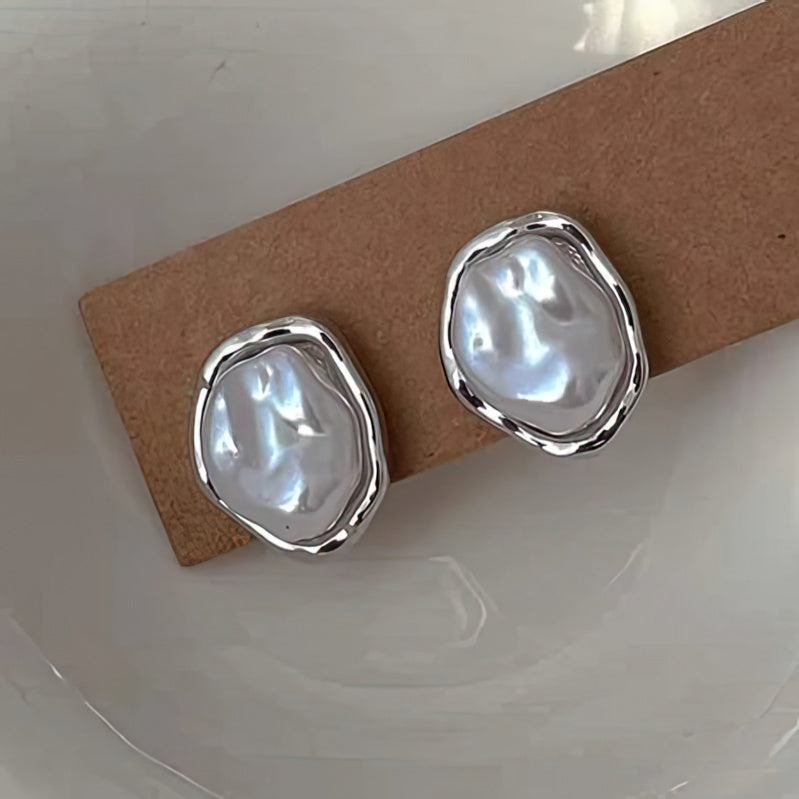 Pendientes vintage adornados con una perla turbia 