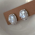 Pendientes vintage adornados con una perla turbia 