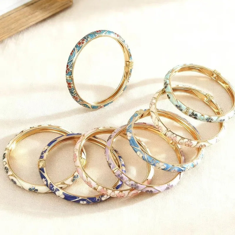 Pulsera con motivos florales y de follaje en esmalte de color azul oscuro