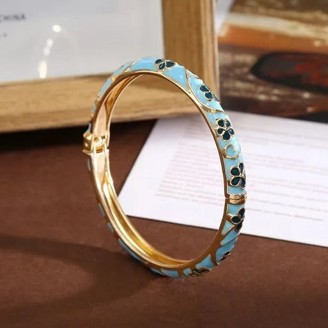 Pulsera con motivos florales y de follaje en esmalte de color azul 
