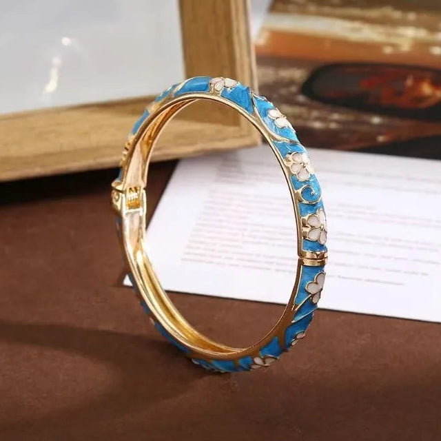 Pulsera con motivos florales y de follaje en esmalte de color azul y blanco