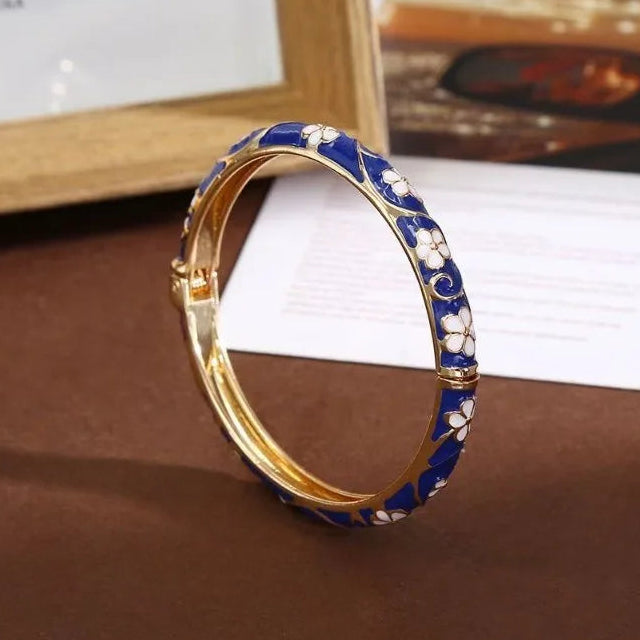 Pulsera con motivos florales y de follaje en esmalte de color azul oscuro