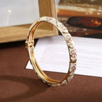 Pulsera con motivos florales y de follaje en esmalte de color rosa claro