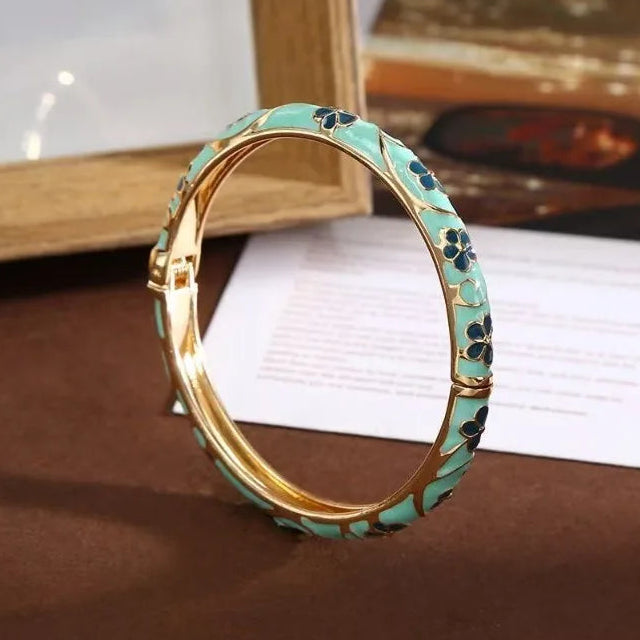 Pulsera con motivos florales y de follaje en esmalte de color verde