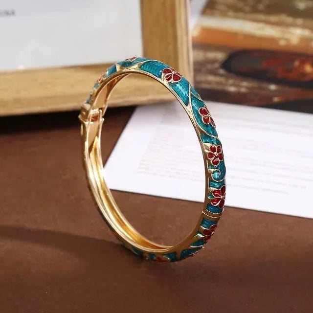 Pulsera con motivos florales y de follaje en esmalte de color verde agua