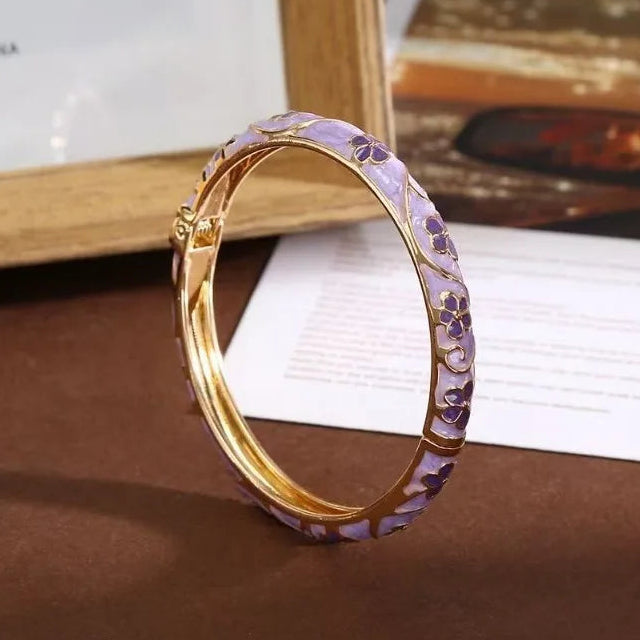 Pulsera con motivos florales y de follaje en esmalte de color violeta