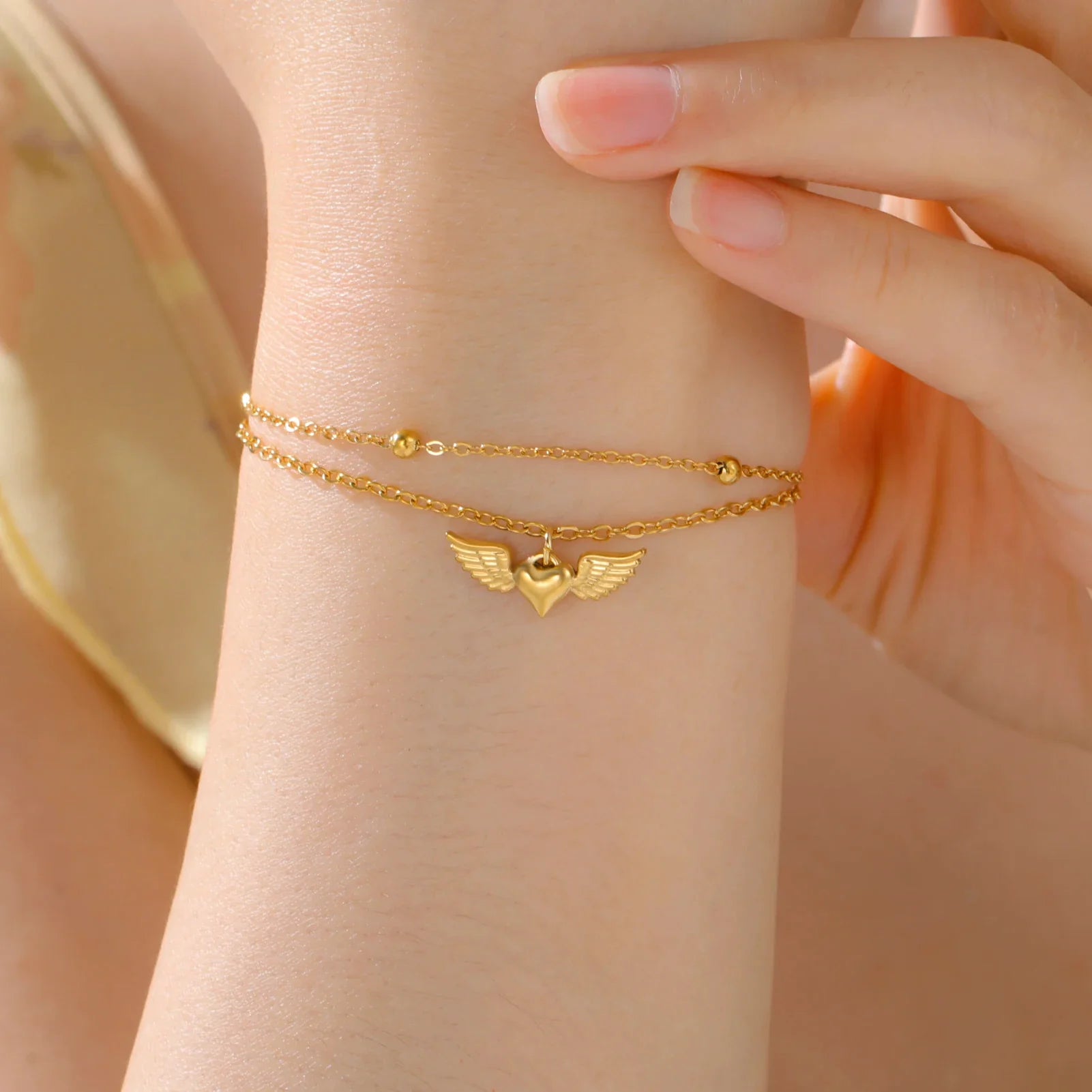Pulsera ajustable alas de ángel dorada