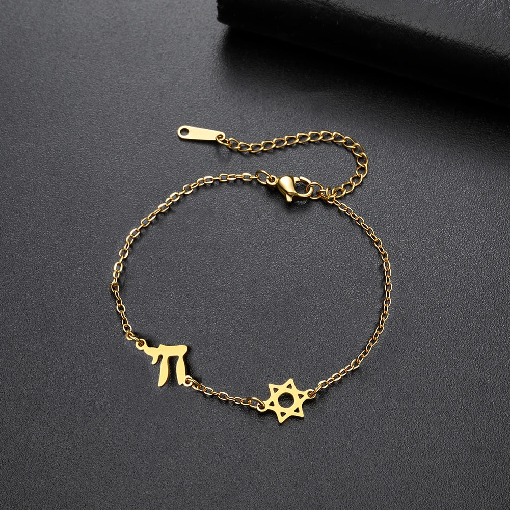 Pulsera ajustable con la <span data-glossary-id="Etoile de David">Estrella de David</span> y <span data-glossary-id="Chai">Chai</span>, símbolos de pertenencia judía en oro