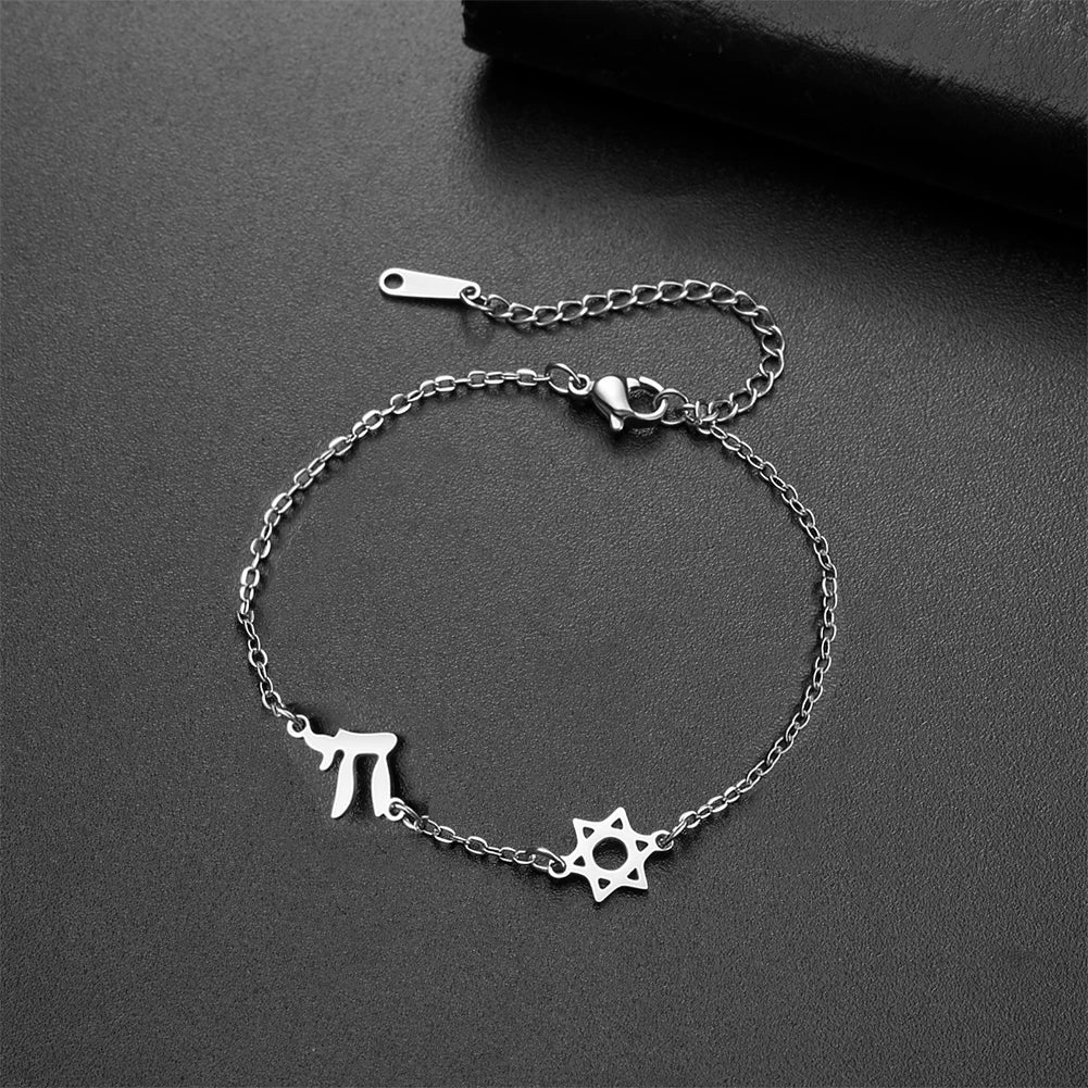 Pulsera ajustable con la <span data-glossary-id="Etoile de David">Estrella de David</span> y <span data-glossary-id="Chai">Chai</span>, símbolos de pertenencia judía en plata