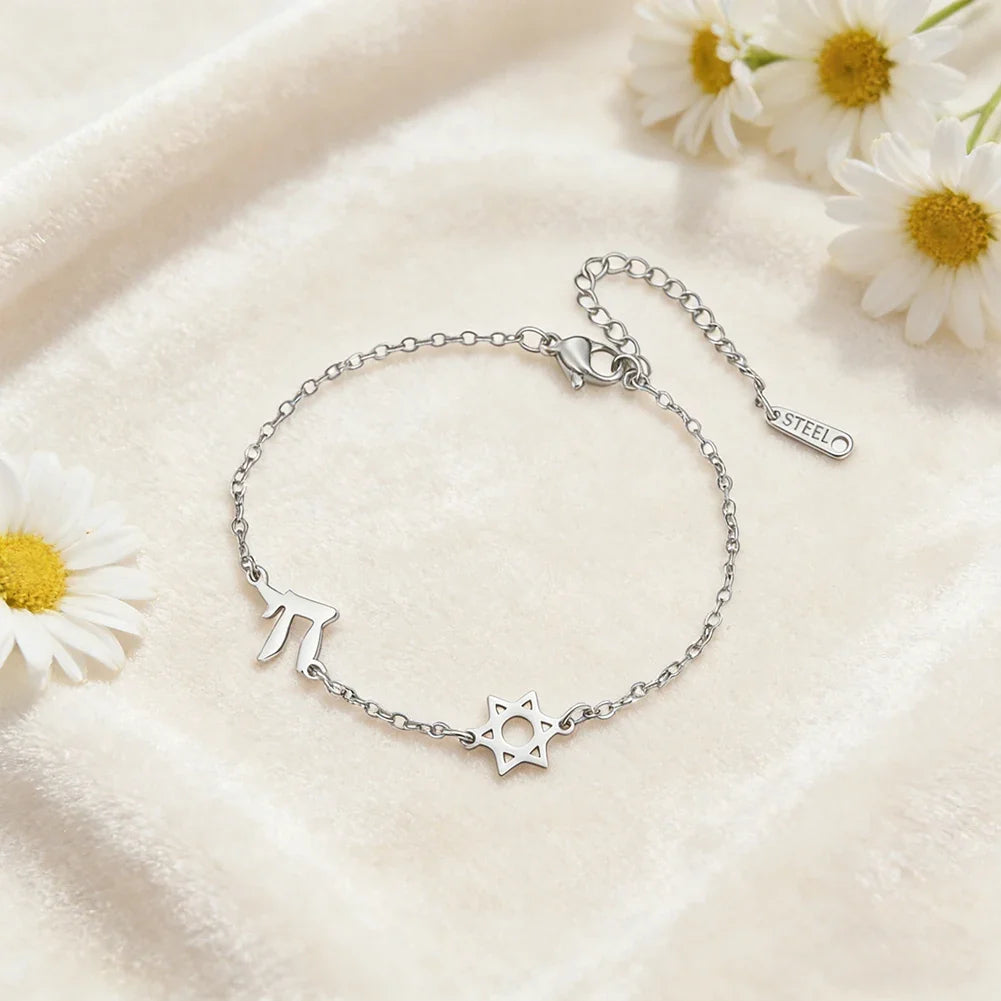 Pulsera ajustable con la <span data-glossary-id="Etoile de David">Estrella de David</span> y <span data-glossary-id="Chai">Chai</span>, símbolos de pertenencia judía en plata