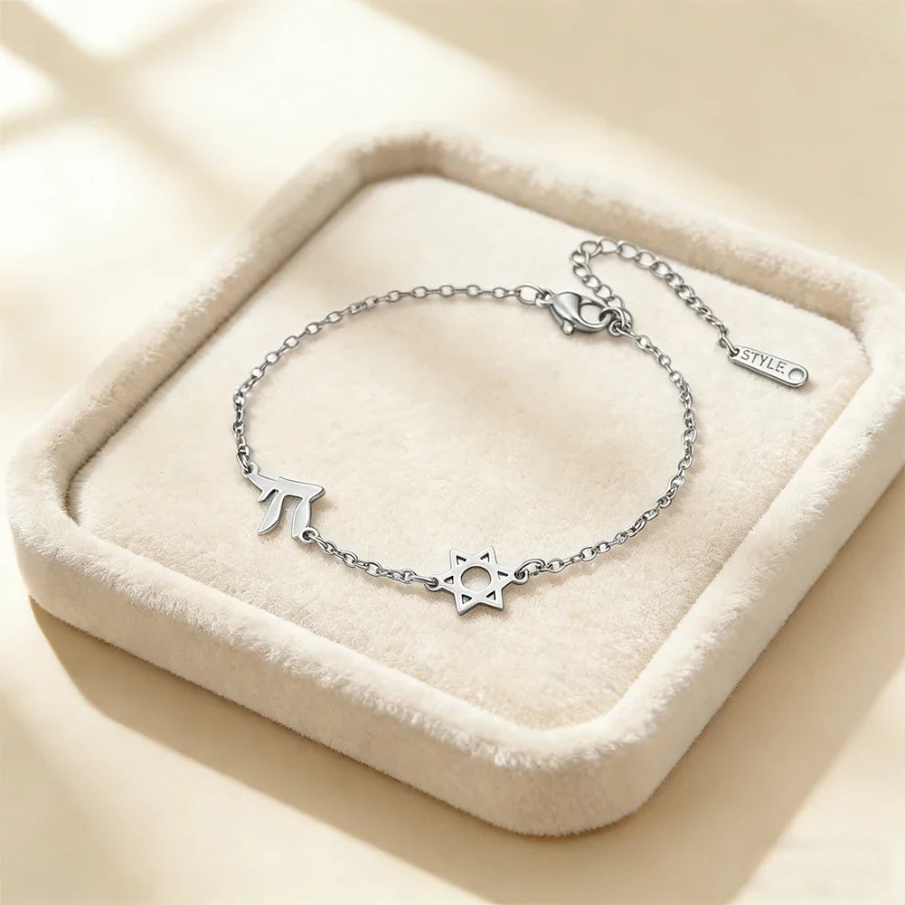 Pulsera ajustable con la <span data-glossary-id="Etoile de David">Estrella de David</span> y <span data-glossary-id="Chai">Chai</span>, símbolos de pertenencia judía en plata
