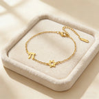 Pulsera ajustable con la <span data-glossary-id="Etoile de David">Estrella de David</span> y <span data-glossary-id="Chai">Chai</span>, símbolos de pertenencia judía en oro