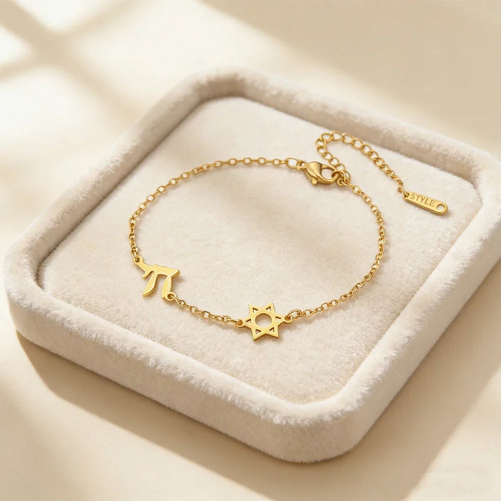 Pulsera ajustable con la <span data-glossary-id="Etoile de David">Estrella de David</span> y <span data-glossary-id="Chai">Chai</span>, símbolos de pertenencia judía en oro