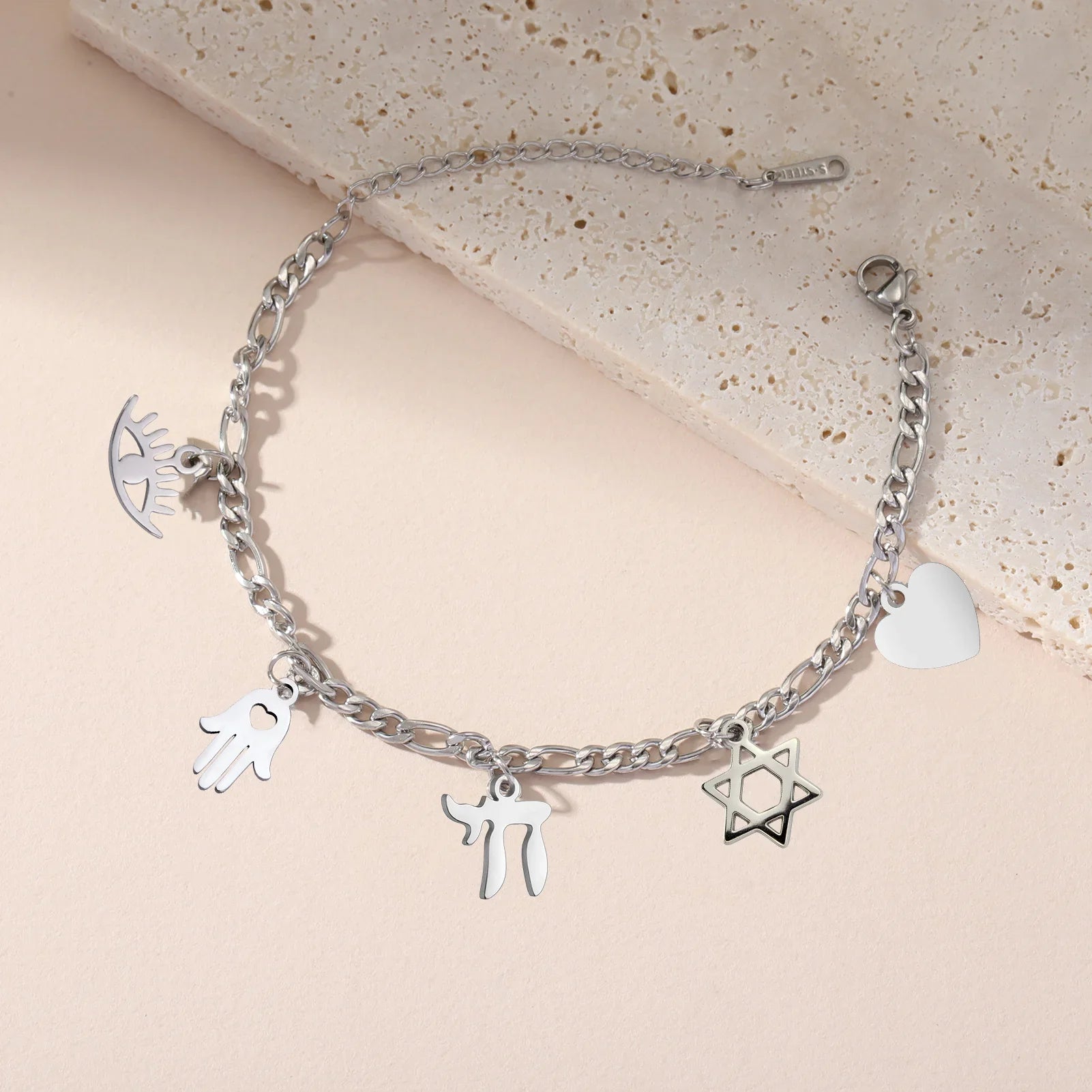 Pulsera ajustable con colgantes de protección judía plata