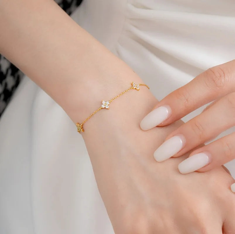 Pulsera ajustable de tréboles con strass 