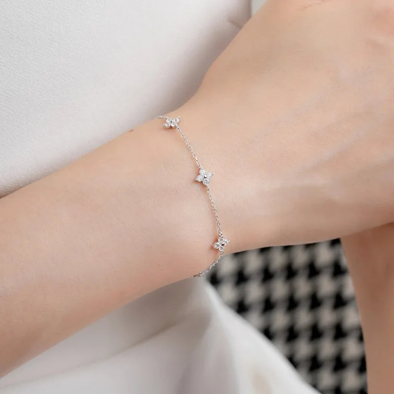 Pulsera ajustable de tréboles con strass 