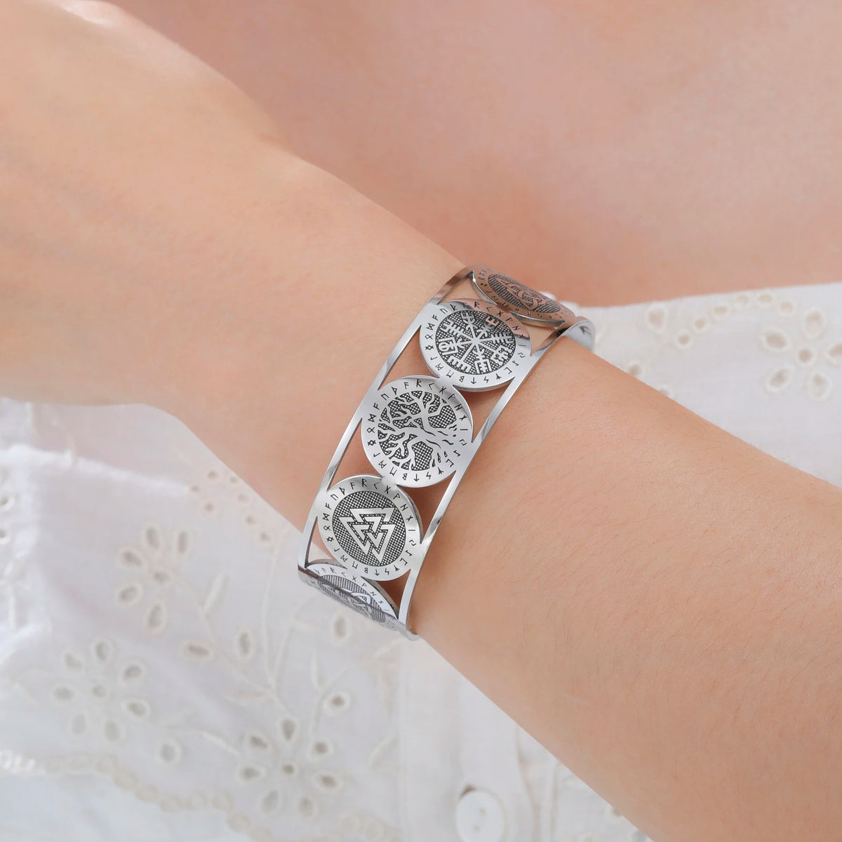 Pulsera árbol de la vida de estilo nórdico adornada con runas plateadas