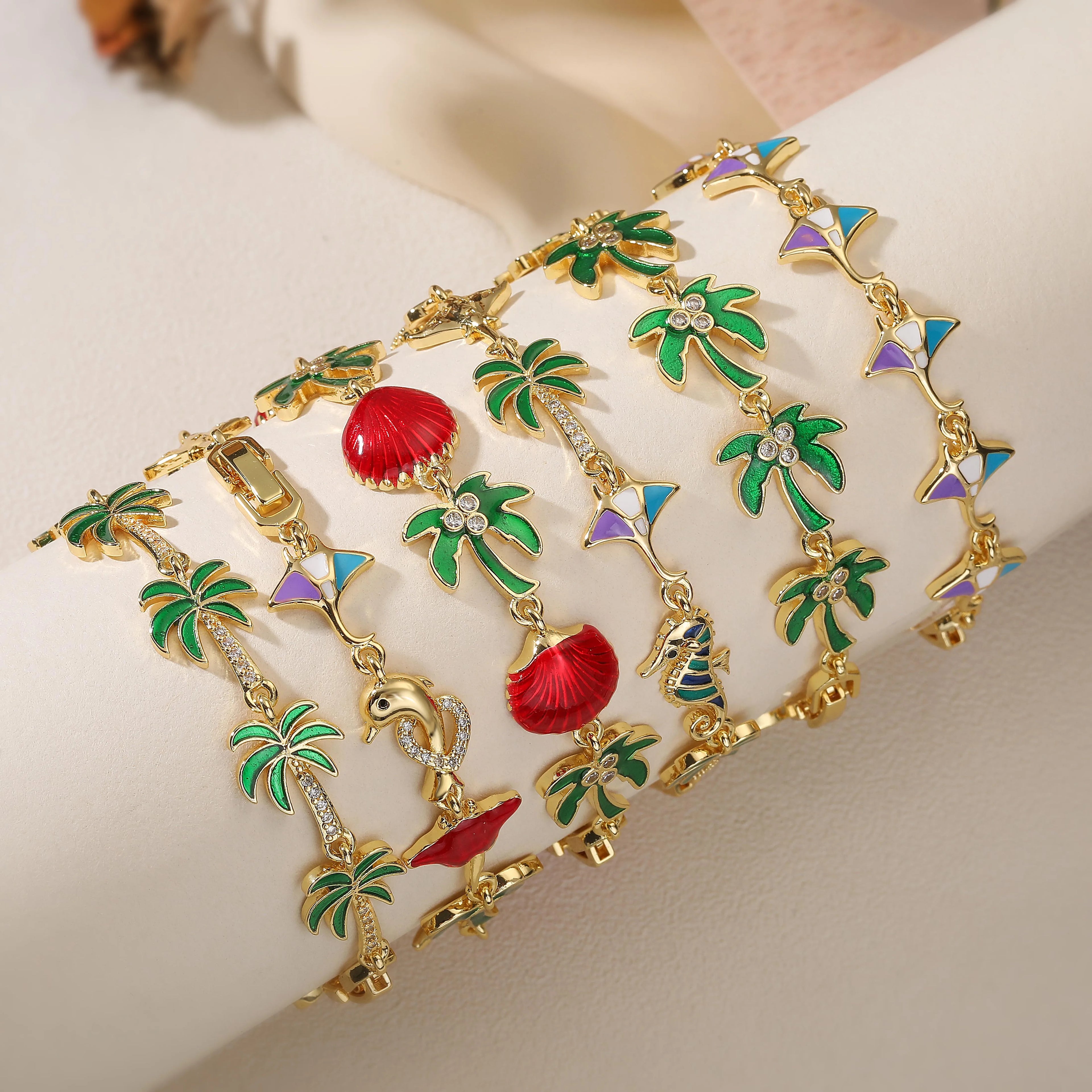Pulsera con charms de palmeras en esmalte verde
