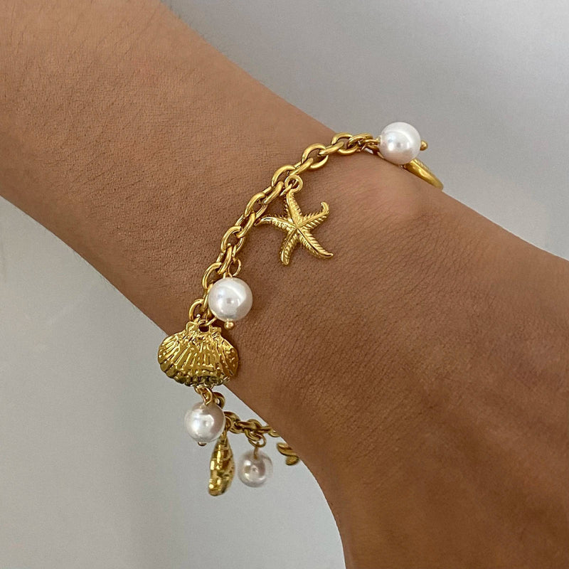 Pulsera con Conchas y Perlas Blancas