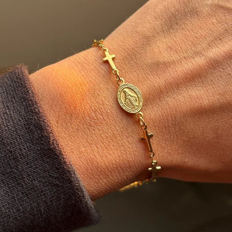 Pulsera con medalla de la Virgen María y cruz de oro