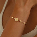 Pulsera con medalla de la Virgen María y cruz de oro