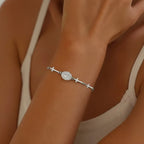 Pulsera con medalla de la Virgen María y cruz de plata