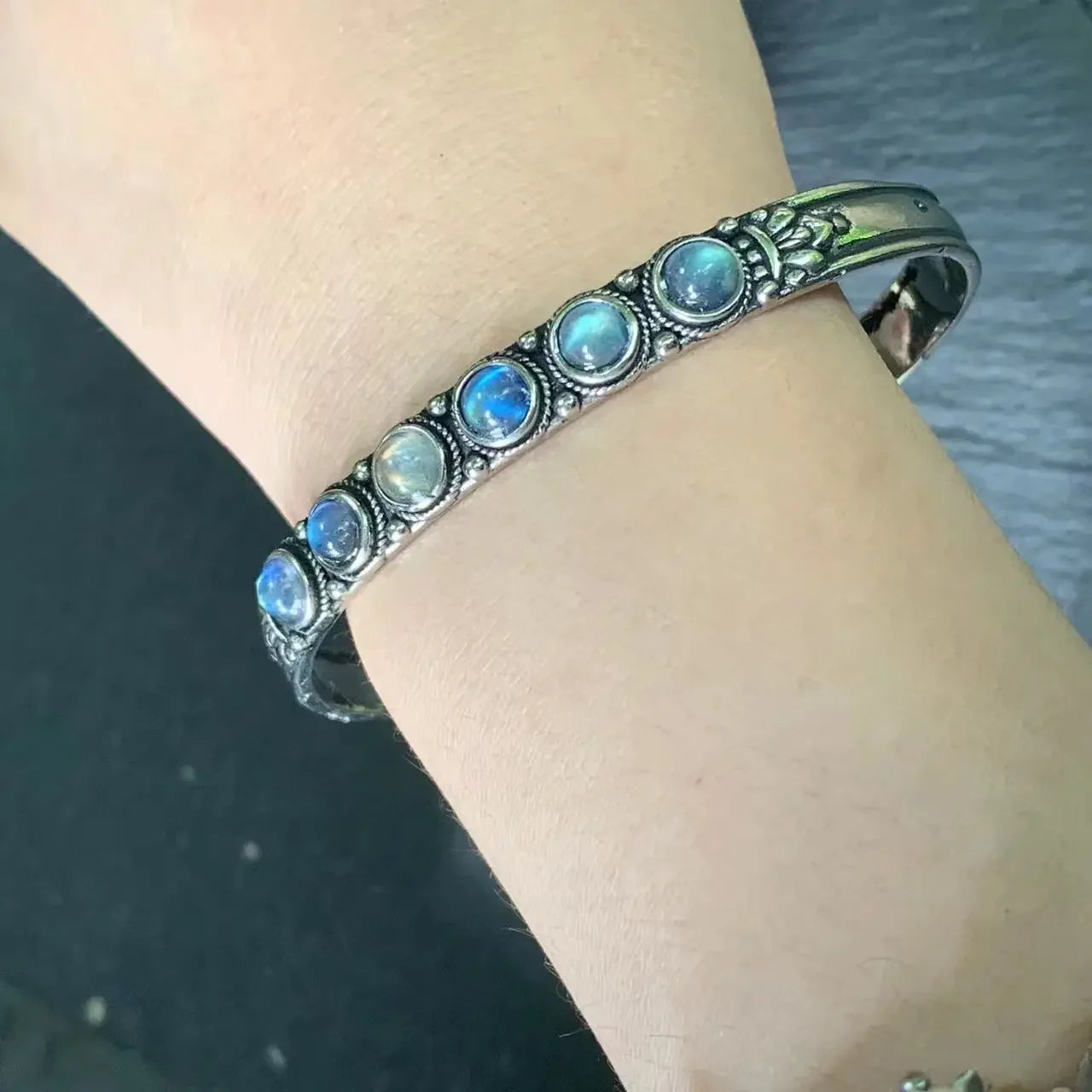 Pulsera con Piedras de Luna