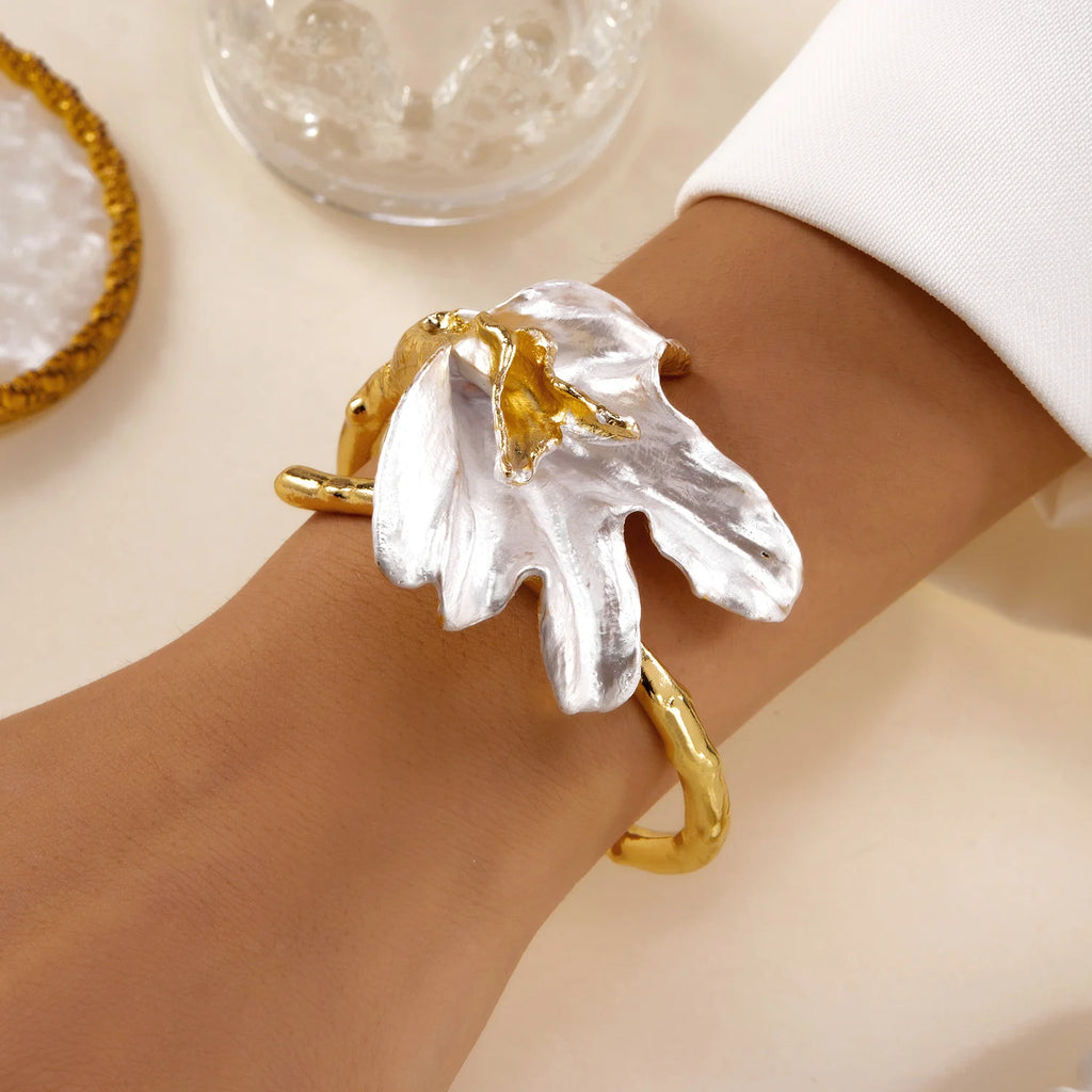 Pulsera con gran flor asimétrica de efecto nacarado blanco