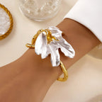 Pulsera con gran flor asimétrica de efecto nacarado blanco