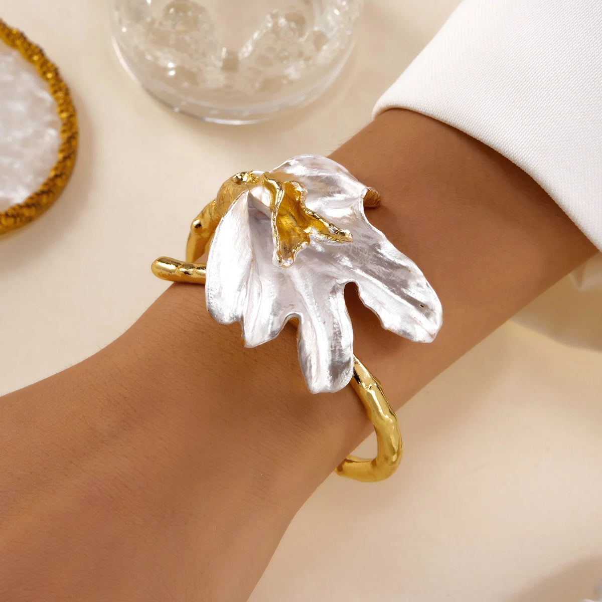 Pulsera con gran flor asimétrica de efecto nacarado blanco