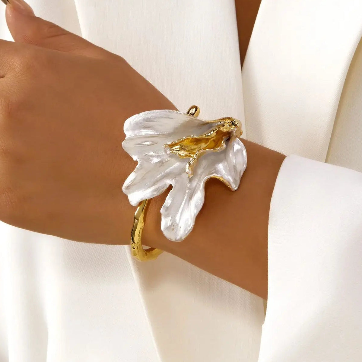 Pulsera con gran flor asimétrica de efecto nacarado blanco