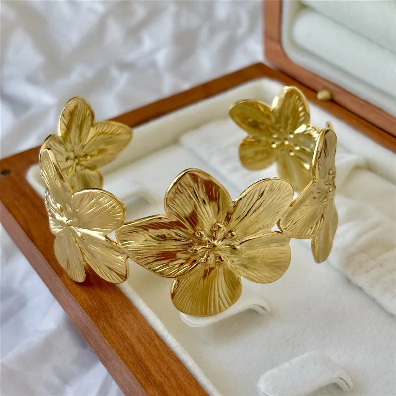 Pulsera con grandes flores de hibisco de oro