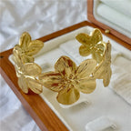 Pulsera con grandes flores de hibisco de oro