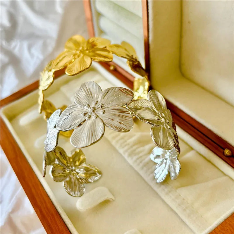 Pulsera con grandes flores de hibisco de plata