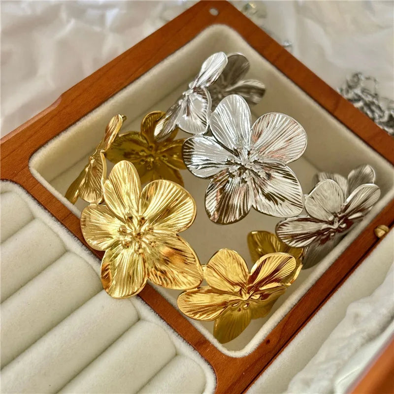 Pulsera con grandes flores de hibisco