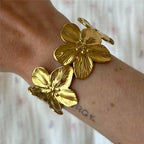 Pulsera con grandes flores de hibisco de oro