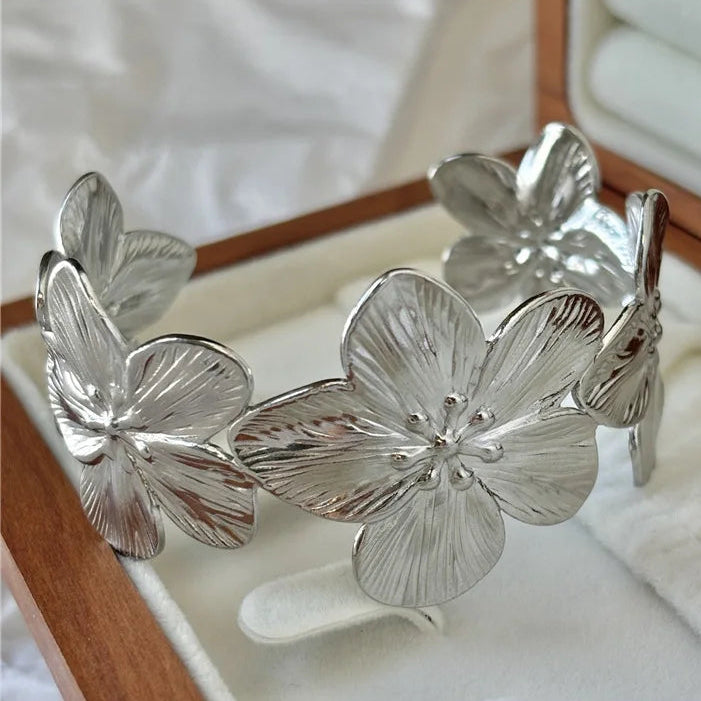 Pulsera con grandes flores de hibisco de plata