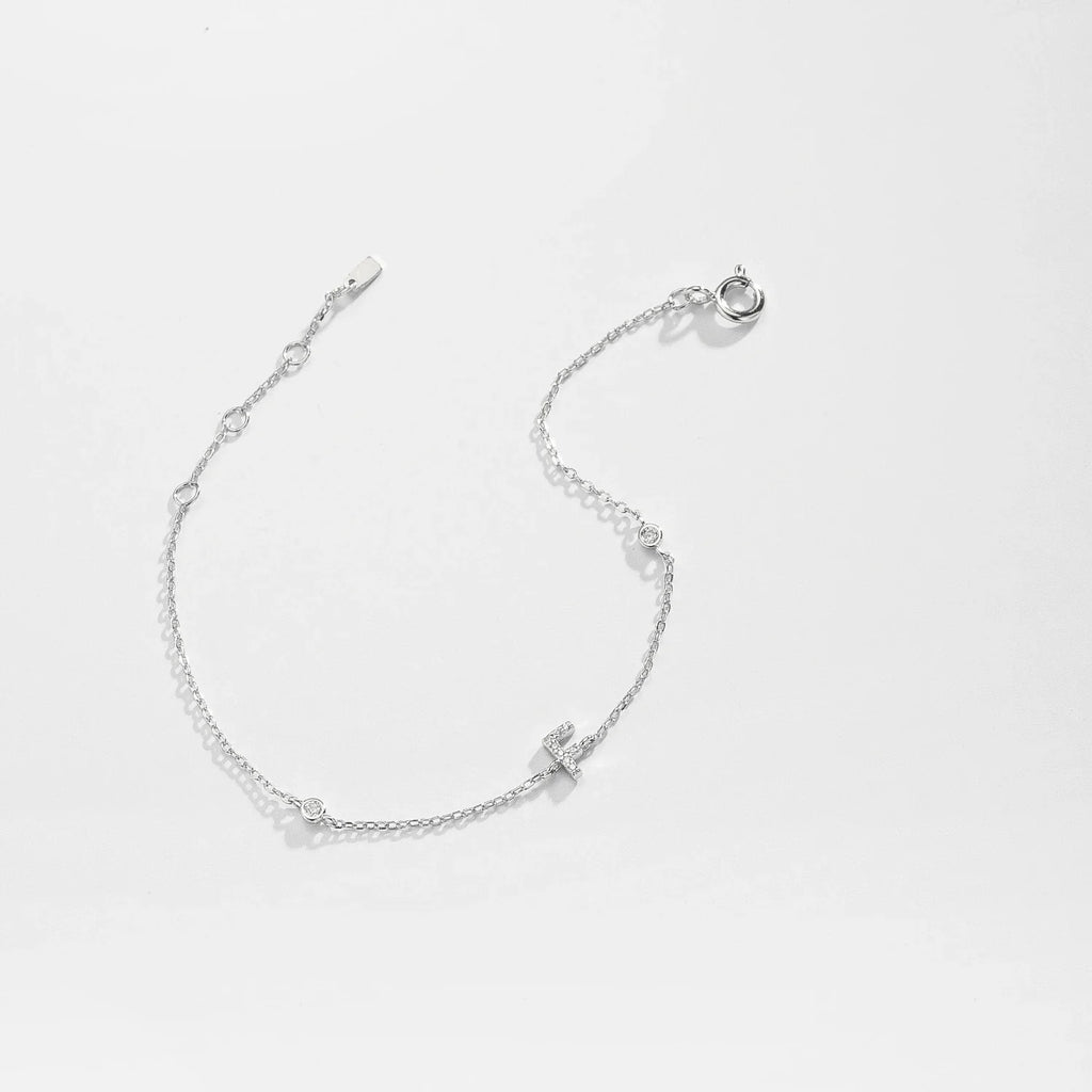 Pulsera con inicial de strass plateado