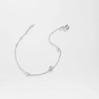 Pulsera con inicial de strass plateado