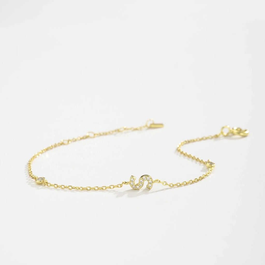 Pulsera con inicial de strass dorado 
