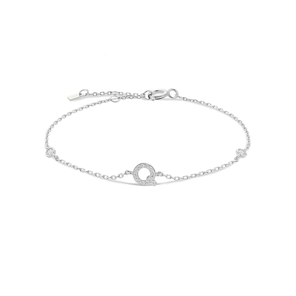 Pulsera con inicial de strass plateado q