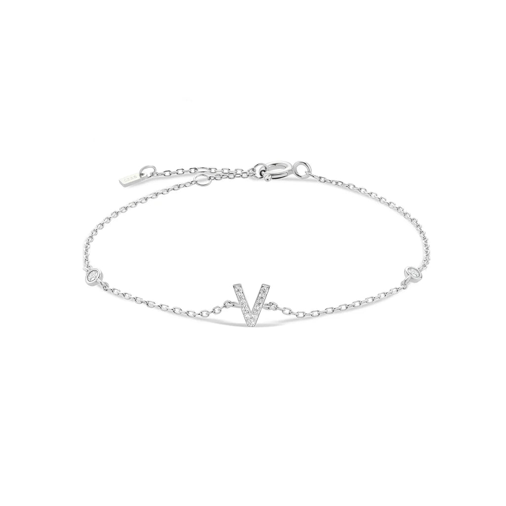Pulsera con inicial de strass plateado v
