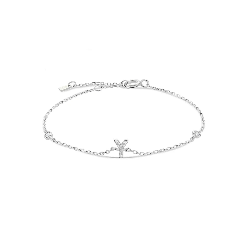 Pulsera con inicial de strass plateado y