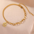 Pulsera con el símbolo judío de protección Chai sobre media luna de oro