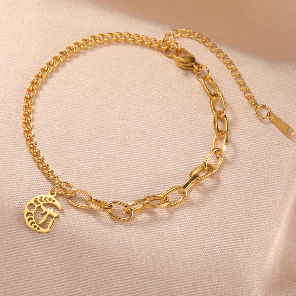 Pulsera con el símbolo judío de protección Chai sobre media luna de oro