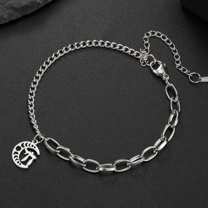 Pulsera con el símbolo judío de protección Chai sobre media luna de plata