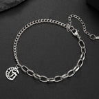 Pulsera con el símbolo judío de protección Chai sobre media luna de plata